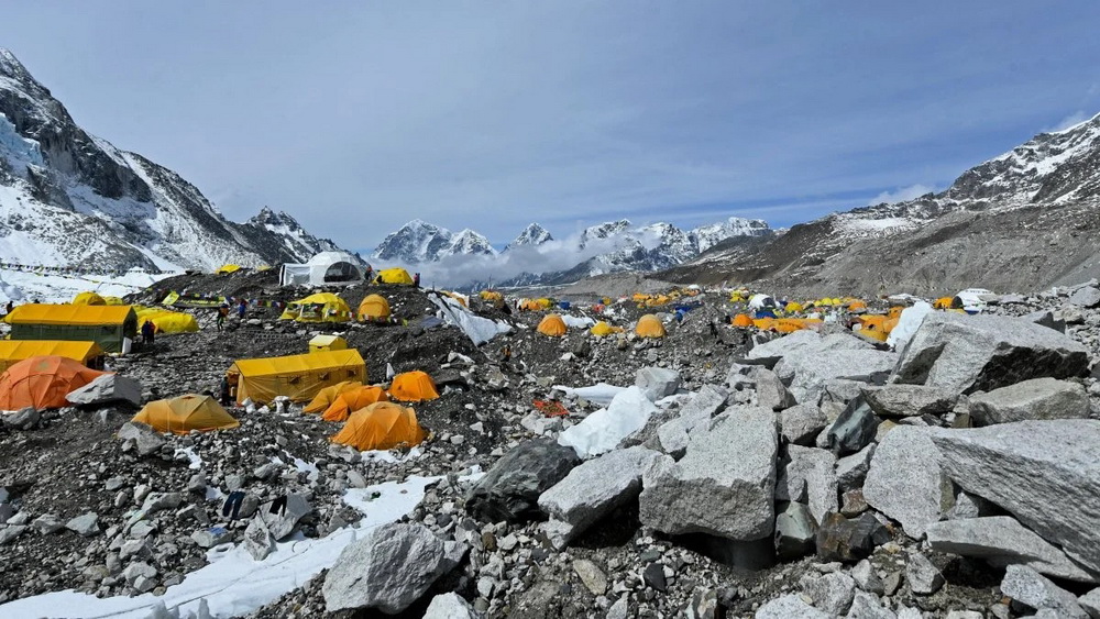 开派对致感染扩散,尼泊尔珠峰大本营外国登山者检测阳性后撤离