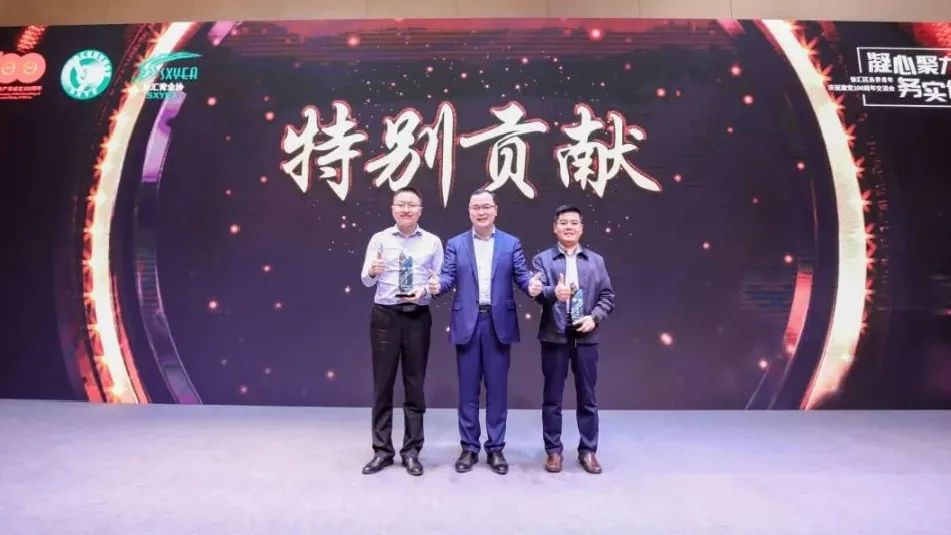 图片说明:团市委副书记邬斌为"特别贡献奖"颁奖