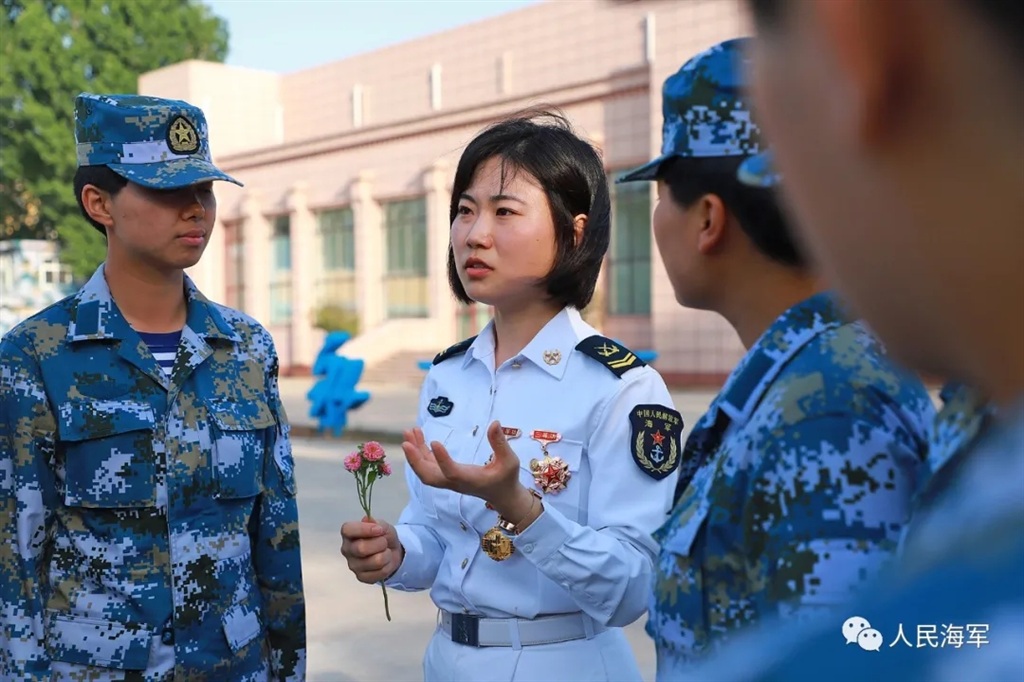 资料图:吴桐与新兵交流 来源:人民海军