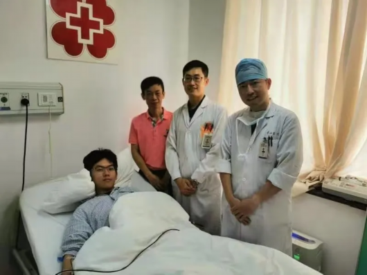 图片说明:志愿者王浩栋在华山医院进行造血干细胞采集捐献