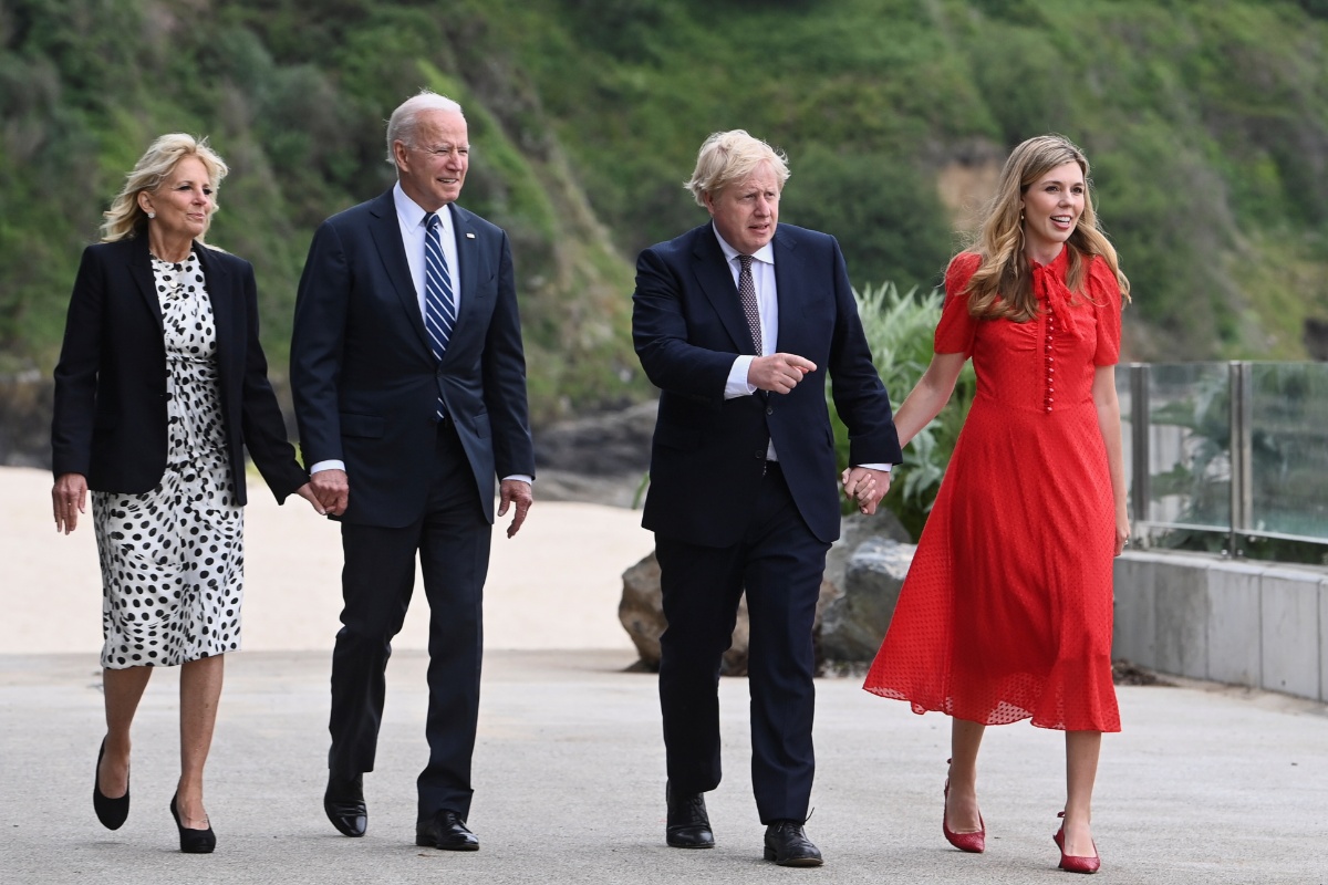 g7峰会前夕 拜登夫妇和约翰逊夫妇海边悠闲散步