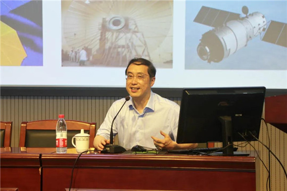 [奉贤]致远高级中学:"致远大讲堂"之"校友讲"第一讲 东华大学副校长