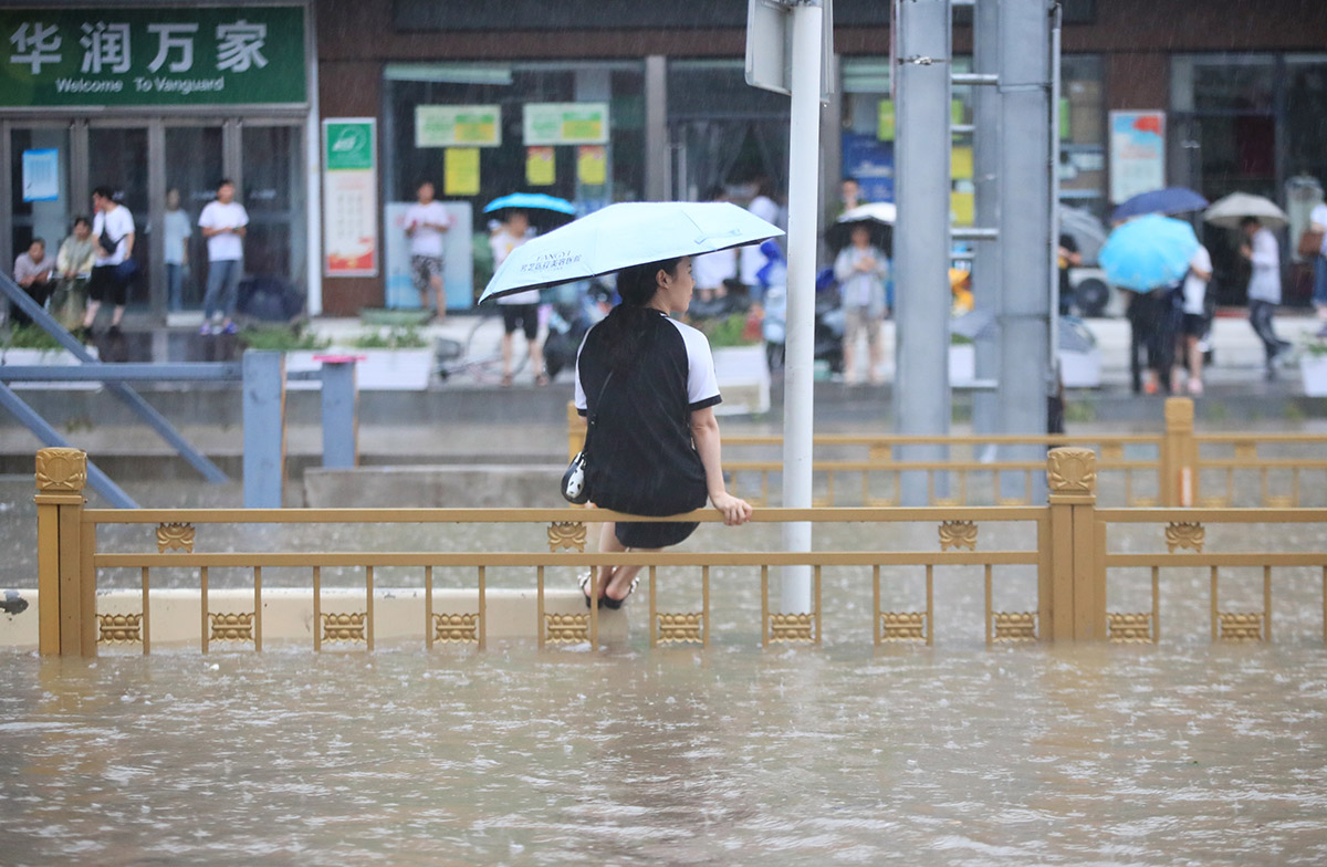 郑州遭遇历史最强降雨已致12人死亡 河南多地发生区域性严重洪涝灾害