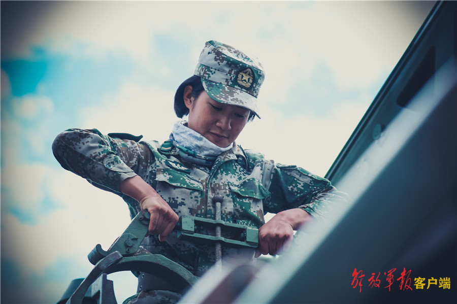 一批批高原女兵从勤务,通信和医疗保障等岗位转到战斗岗位,涌现出全军