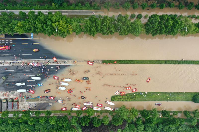 2021年7月22日,郑州市中牟县永顺路,救援艇载着病患与医护人员转移.