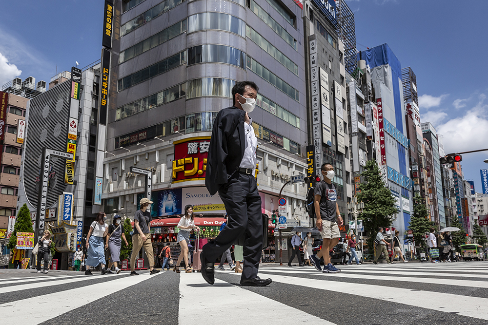 当地时间2021年7月29日,日本东京,市民戴着口罩在东京市区街道上行走.