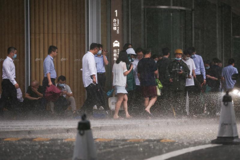 躲雨的人们.