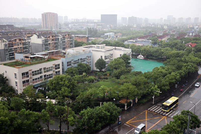 上海嘉定区江桥镇先农村154户村民领到新房钥匙,住进