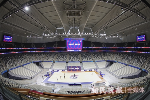 上海男篮众将士昨天来到未来主场——东方体育中心篮球馆.