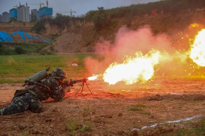 多角度直击武警防化兵喷火训练