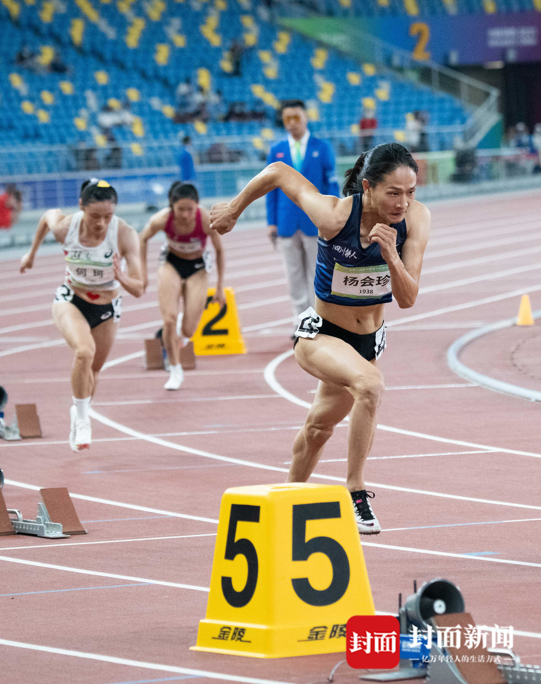 图片直击四川女飞人杨会珍拼搏时刻