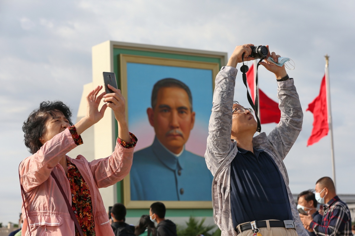 国庆假期首日 孙中山巨幅画像亮相北京天安门广场