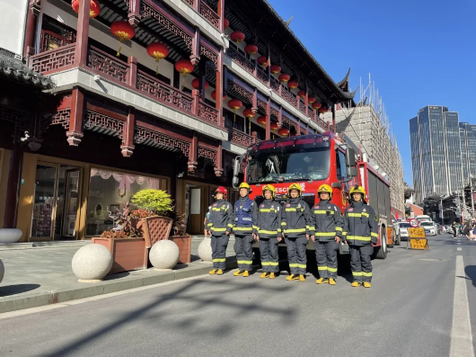 不远处,黄浦区消防救援支队外滩消防站的一辆消防车,一辆消防摩托车和