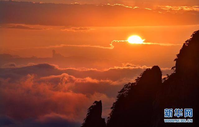 图说秋日云海披霞光黄山日出宛若仙境