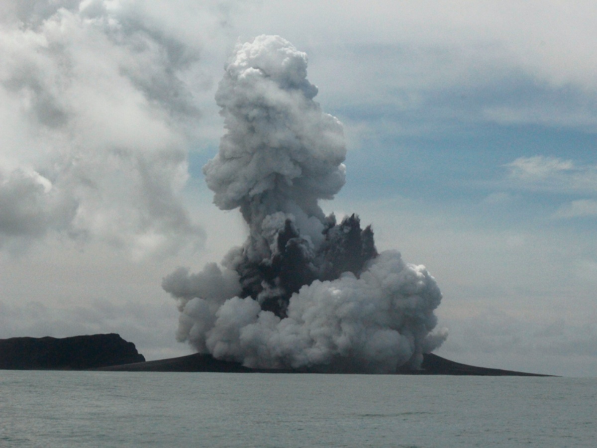 汤加海底火山再次大喷发