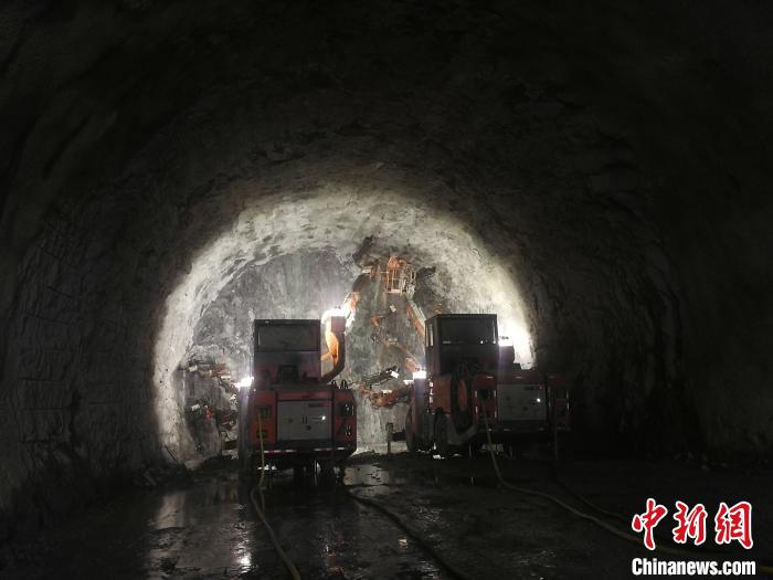 杨梅山隧道内,三臂凿岩台车正在三维红外技术支持下精准开凿岩体.