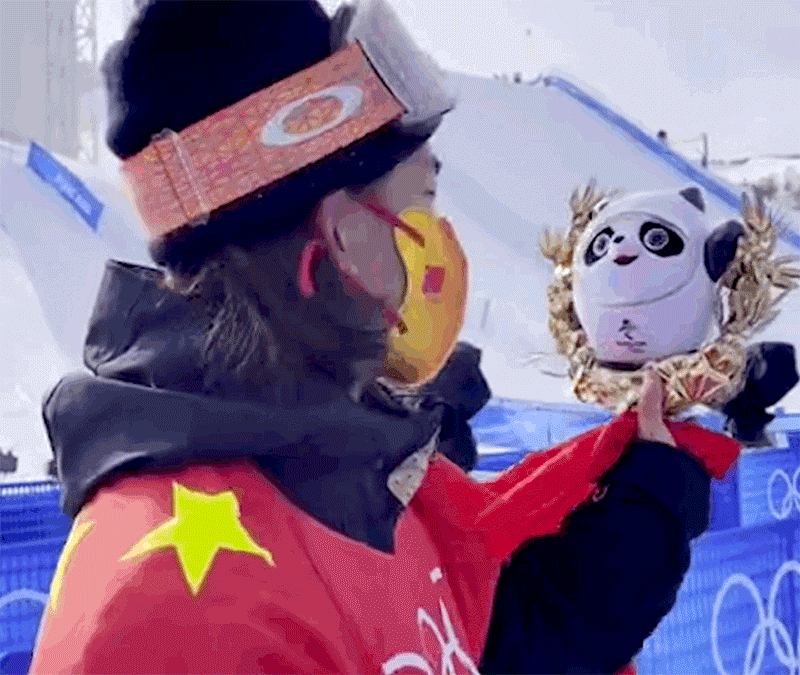 冬奥会比赛现场为什么只发冰墩墩不发奖牌