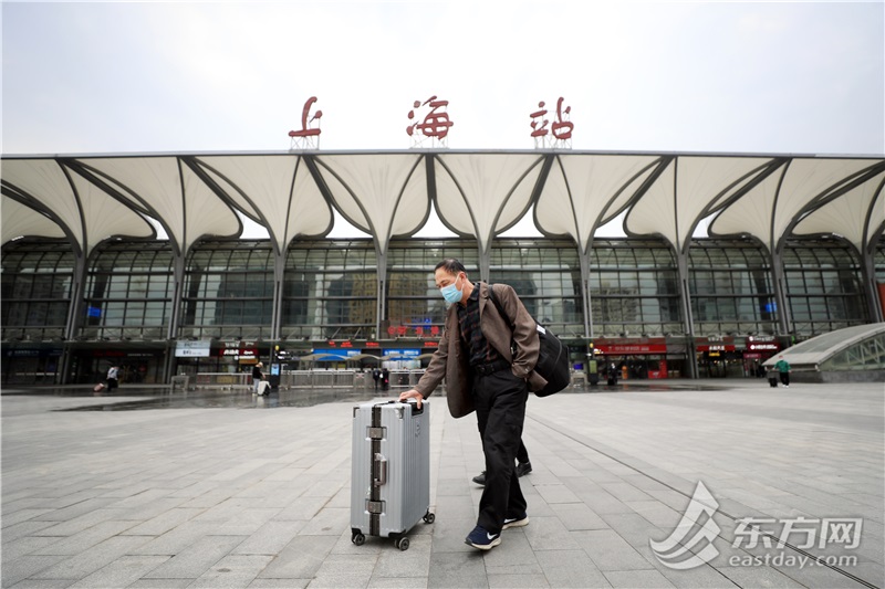 实拍疫情防控加码下的上海火车站来沪离沪须持48小时核酸报告