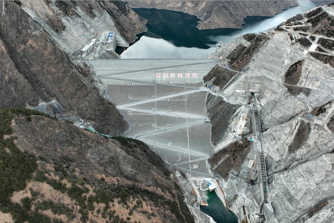 雅砻江两河口水电站全部机组投产带动世界最大清洁能源基地建设