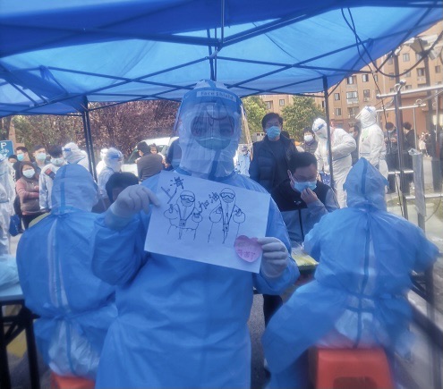 支援防疫的这段时间,他体会了许多人生第一次:成为镇第四突击队成员