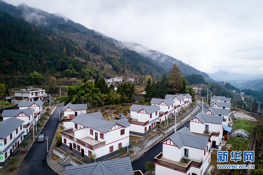 航拍彭水三义乡莲花村易地搬迁安置点贫困户拎包入住小洋房