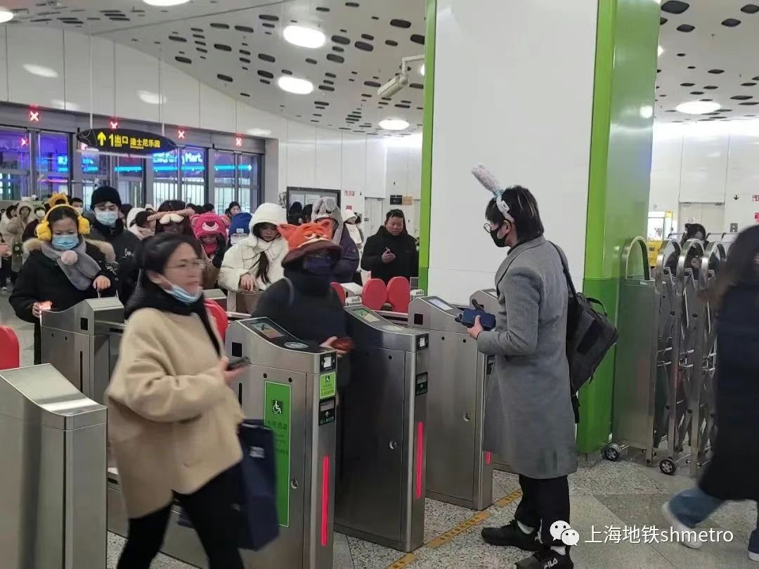 上海“疯狂动物城”开幕现大客流，迪士尼地铁站如何应对？