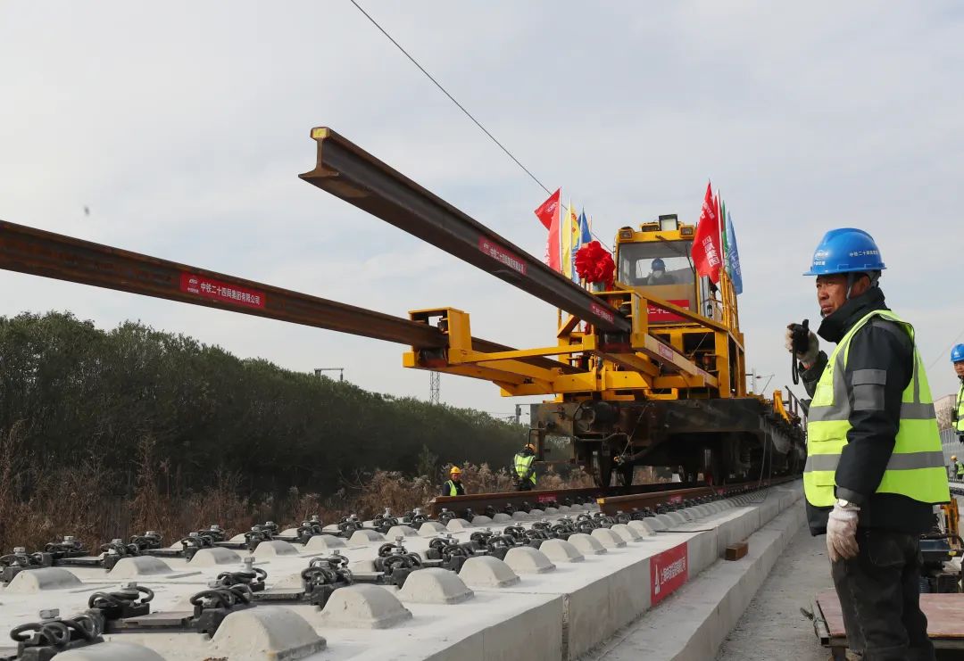 单根达500米，机场联络线开启长钢轨铺设作业！