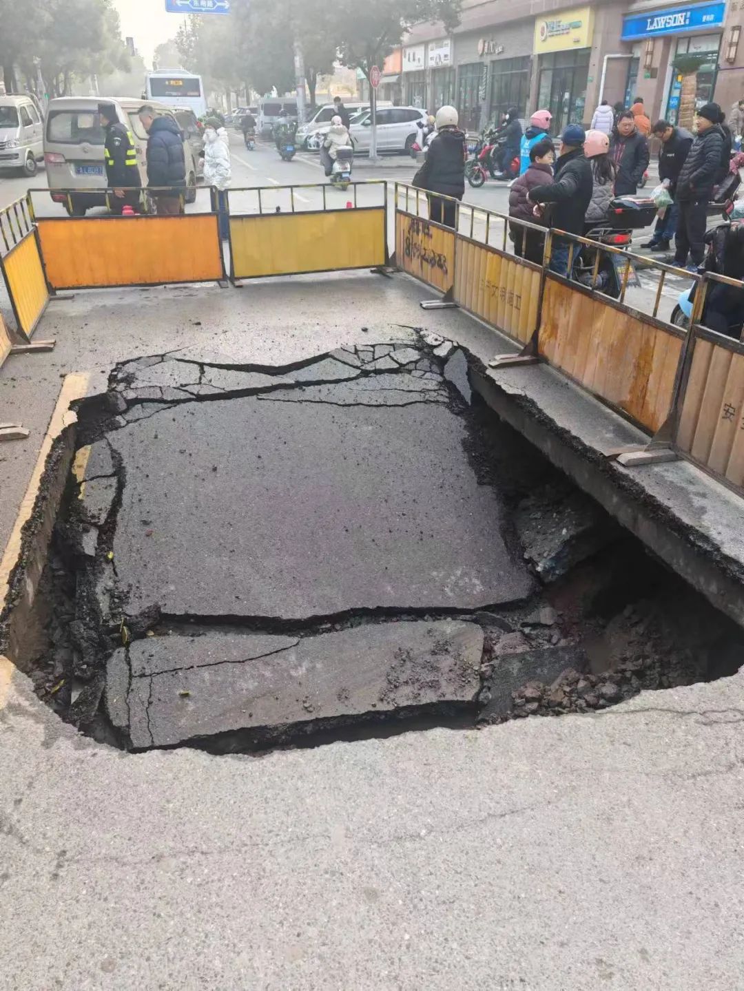 上海闵行道路塌陷原因基本确认：排污管破损渗漏，致填充物层土质流失