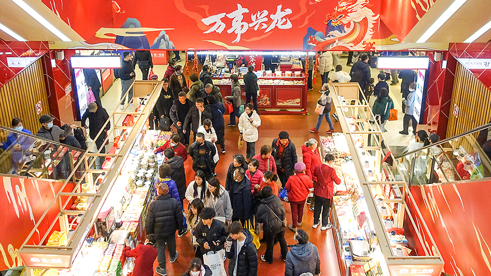 上海社科院报告：消费、第三产业对经济贡献突出，今年这些方面需发力