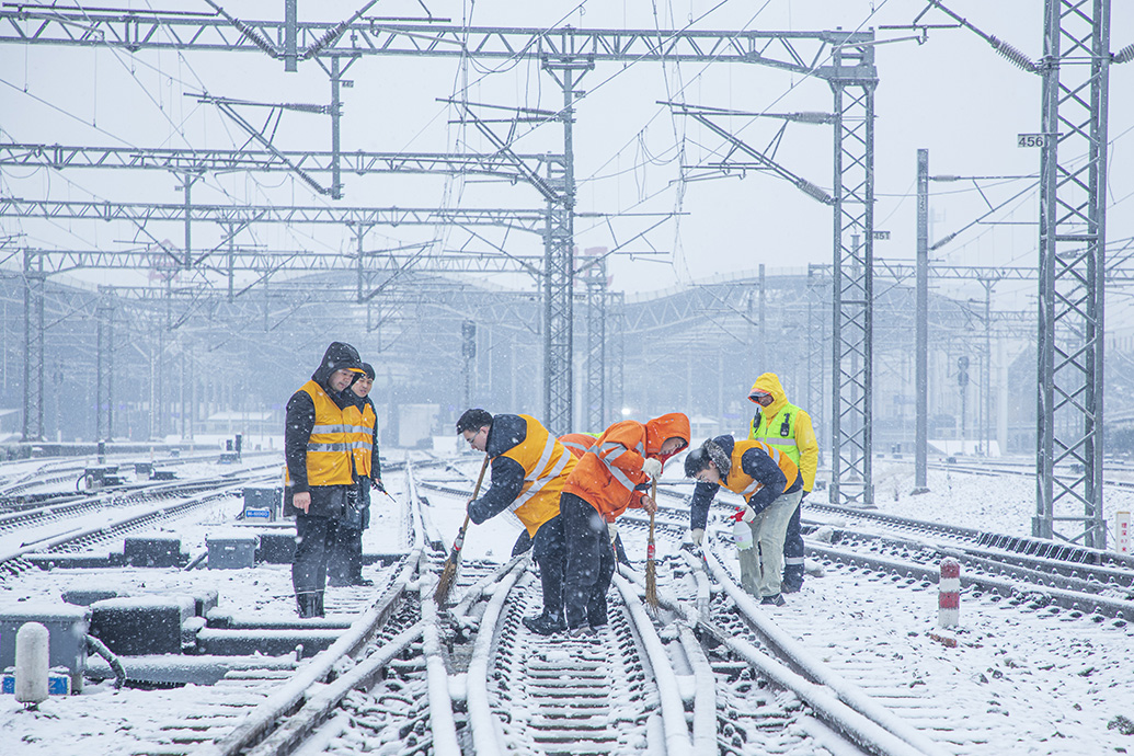 局地出现中到大雪，长三角铁路已投入超5000人次扫雪除冰