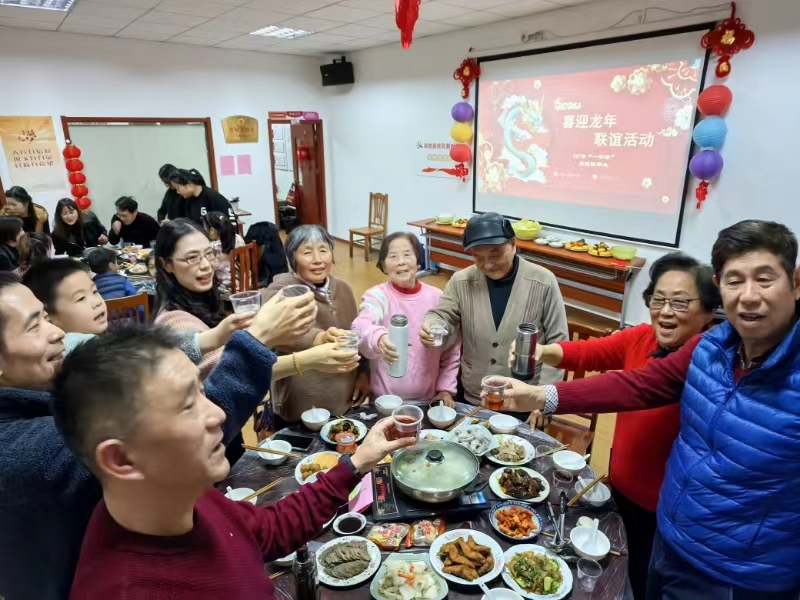 楼组同聚餐、他乡亦故乡，上海金山摆起一桌桌别样“年夜饭”