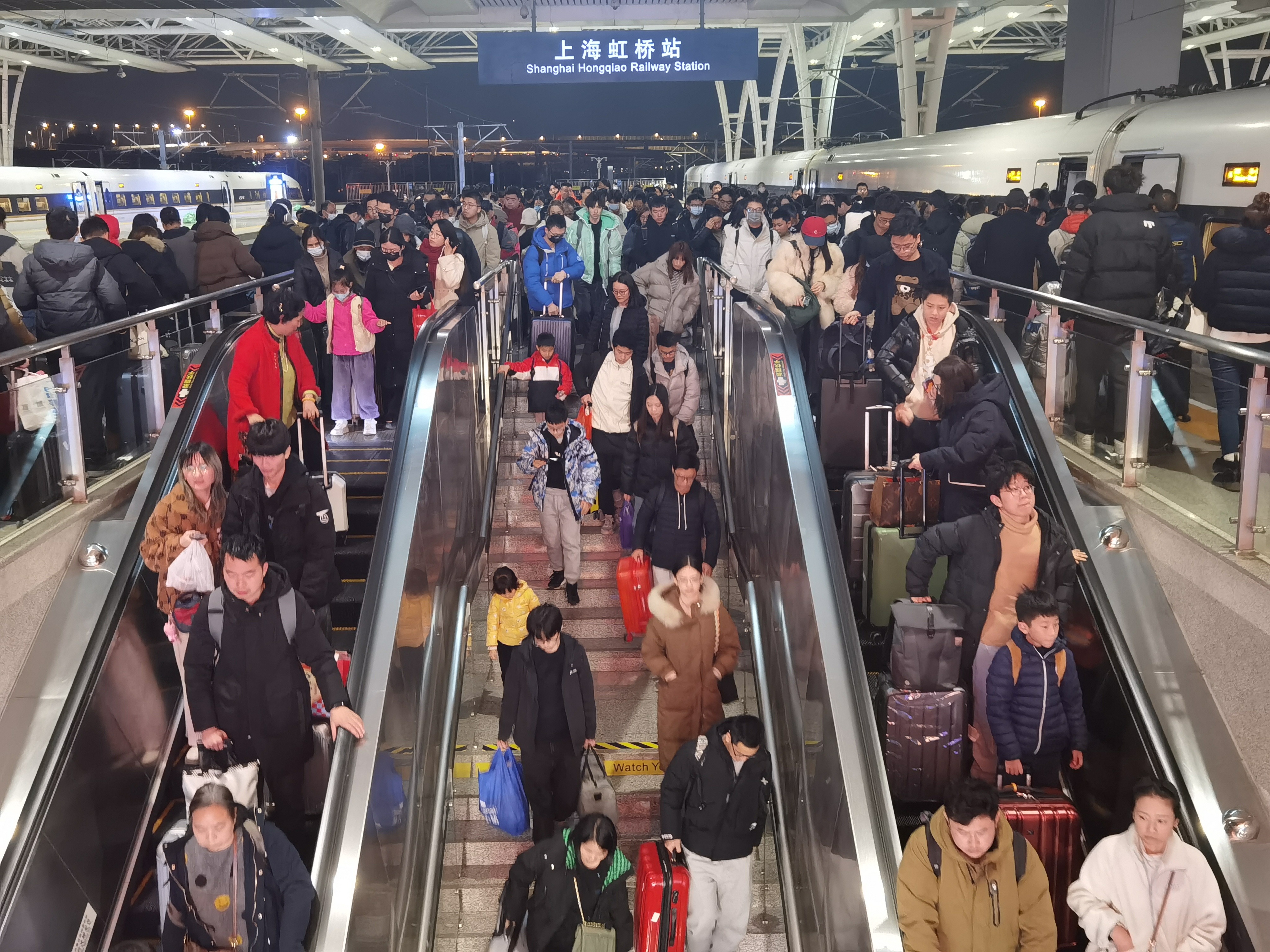 刷新纪录！铁路上海站今日预计到达旅客75.4万人次