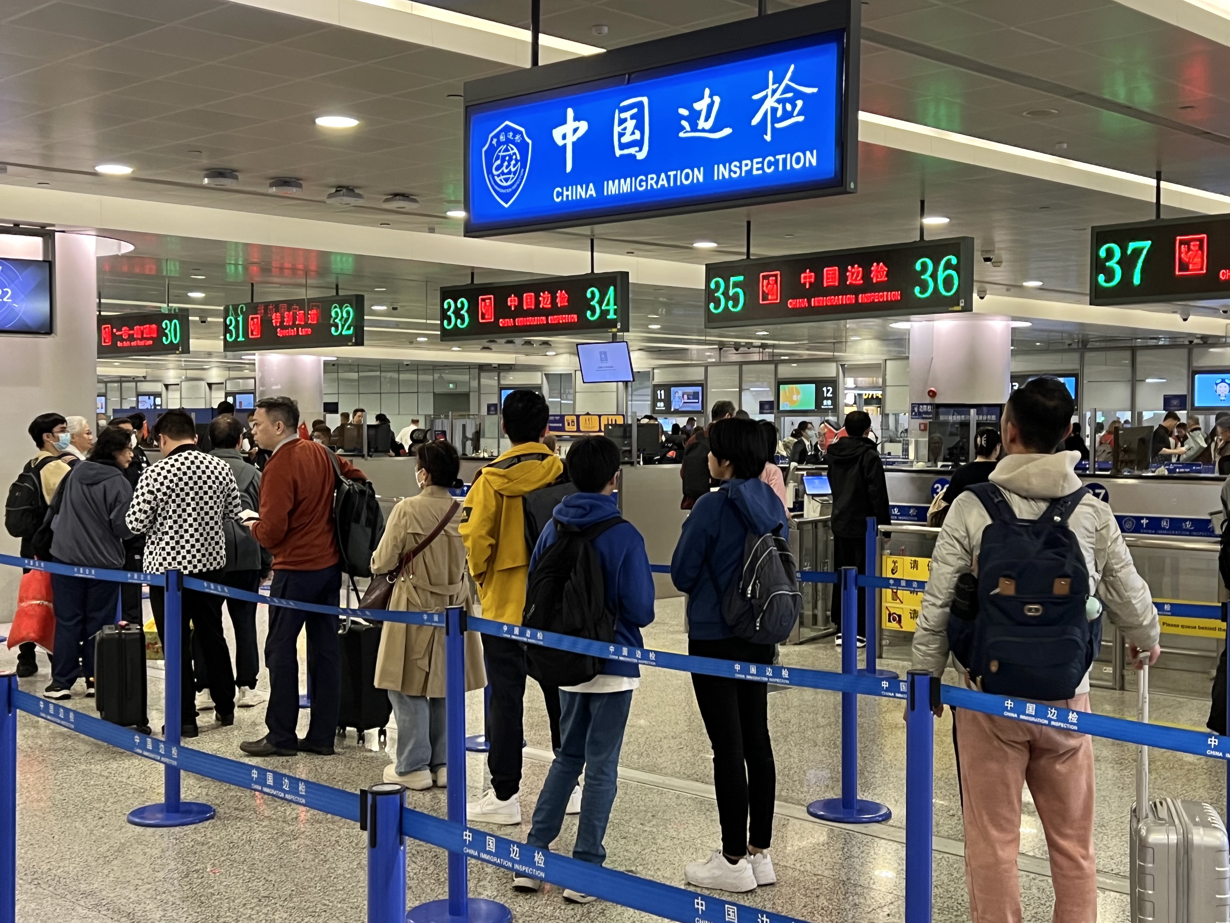 <b>清明假期，上海口岸出入境旅客预计超30万人次</b>