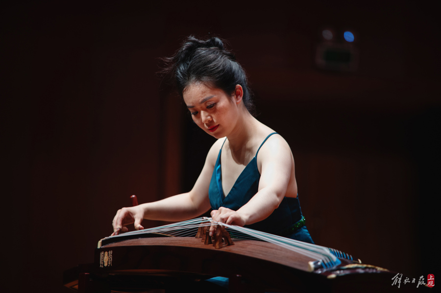 用钢琴“致春天”，用古筝“致东方”，上海青年音乐家秀双乐器演奏绝技