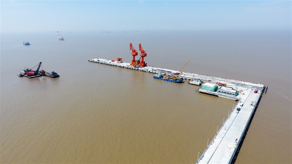 赋能长江口现代生态智慧农业提速发展国内首个外港海域全装配式码头项目主体完