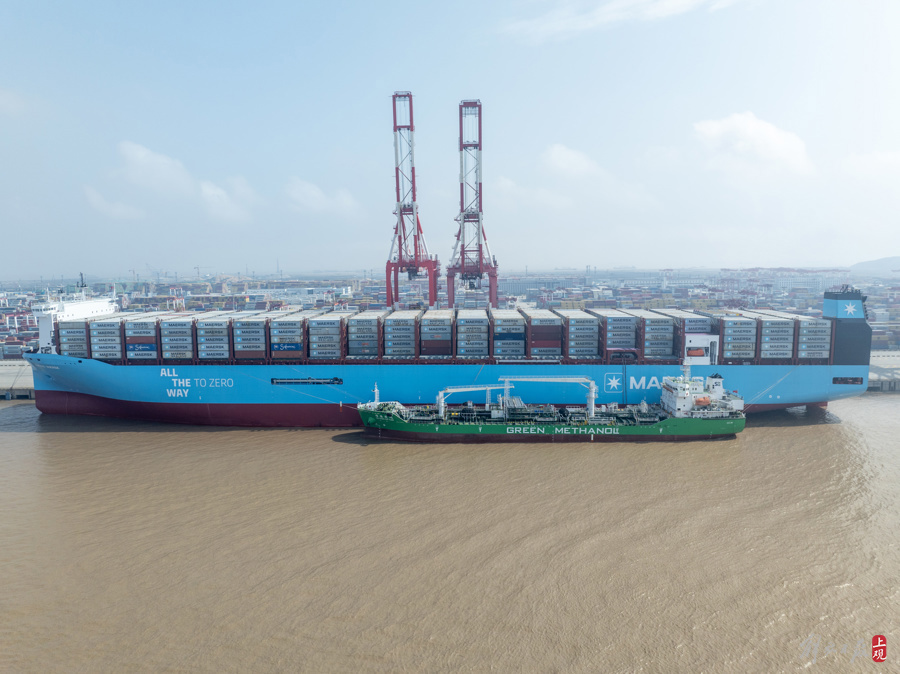 中国首单！上海港实现“船-船”绿色甲醇燃料同步加注作业