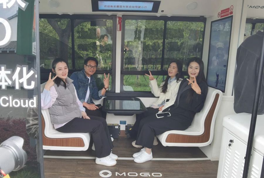 上海这里推出无人驾驶观光巴士，游客可乘坐逛公园