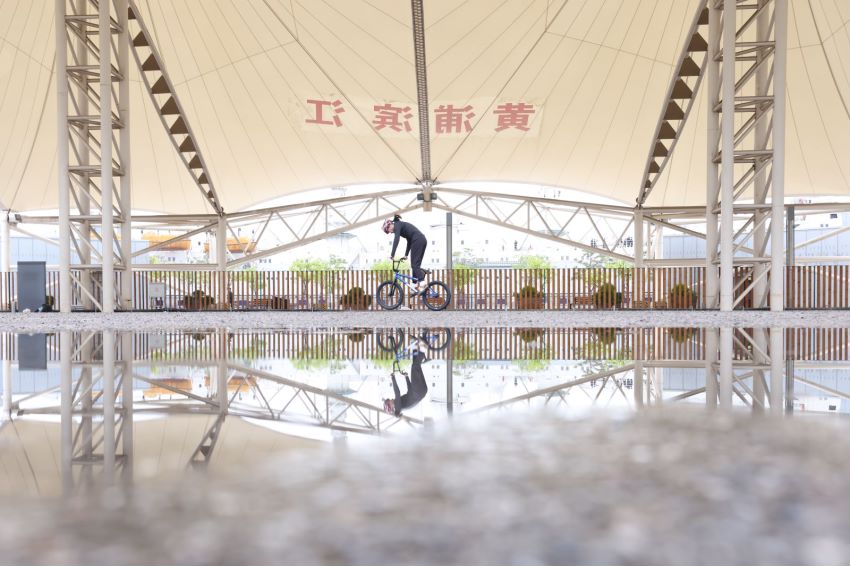 申城奥运会资格赛场地建设已完成四分之三正在安装看台座椅