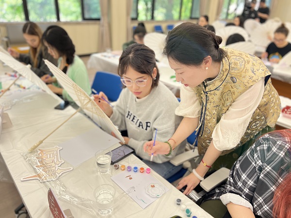 体验扎染、制作油纸伞……留学生跟着传承人感受非遗魅力