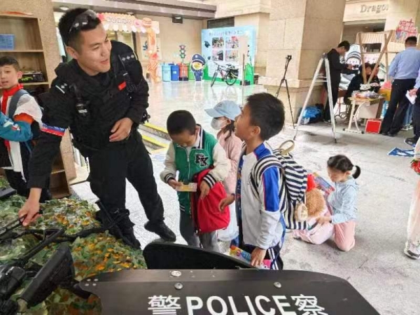 趣味警营进校园，警校携手护成长