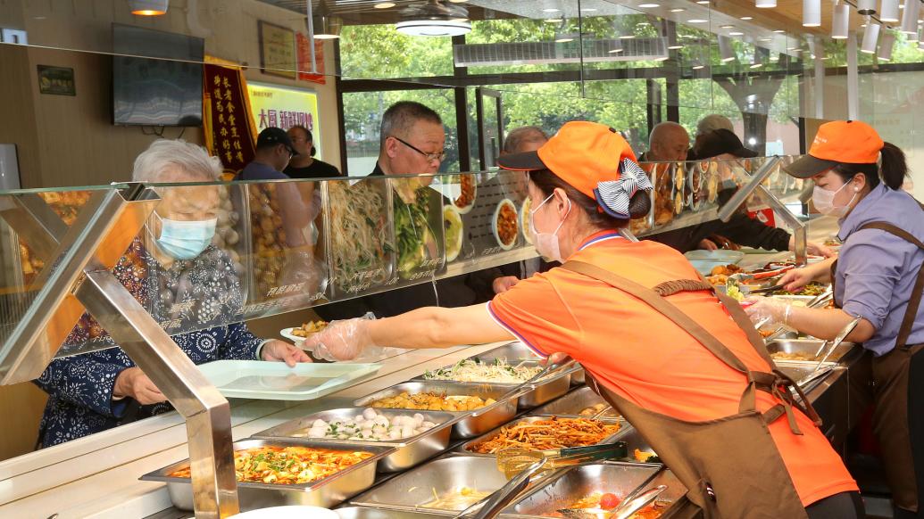 上海今年将新增30个社区长者食堂，一键通紧急救援新覆盖10万老人