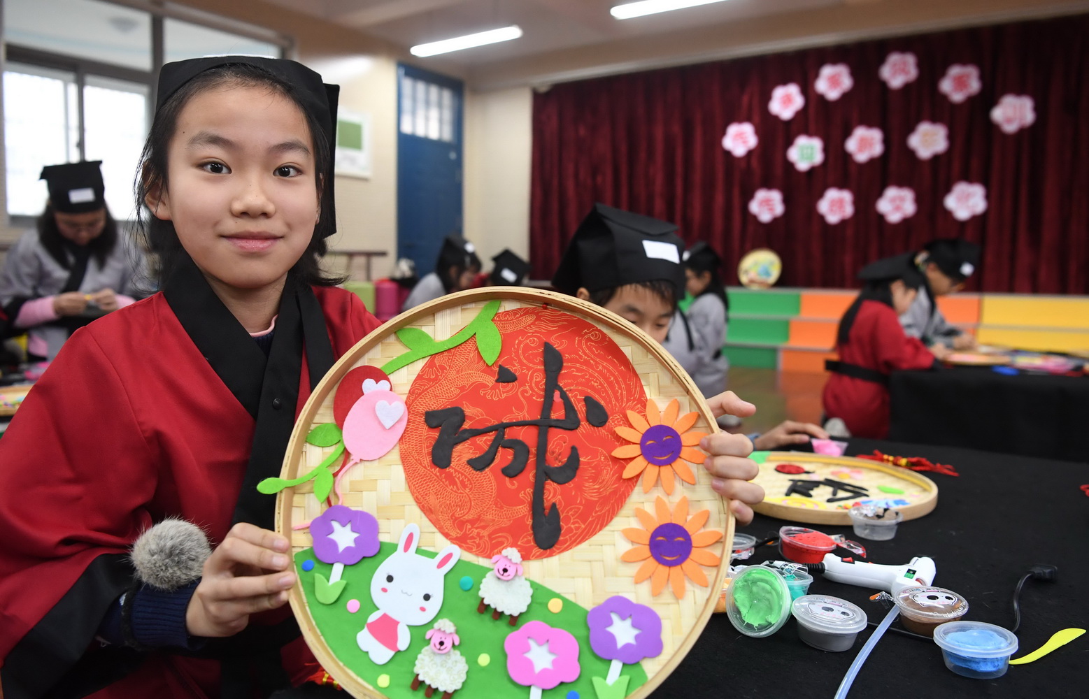 学生们把勤,俭,诚,礼等传统家风家训融入手工作品,在传承传统文化中