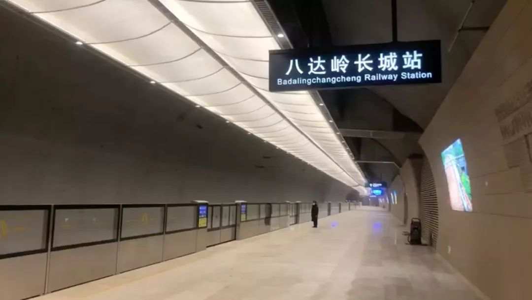 最大埋深102米,因此,八达岭长城站也是目前国内最深的地下高铁车站