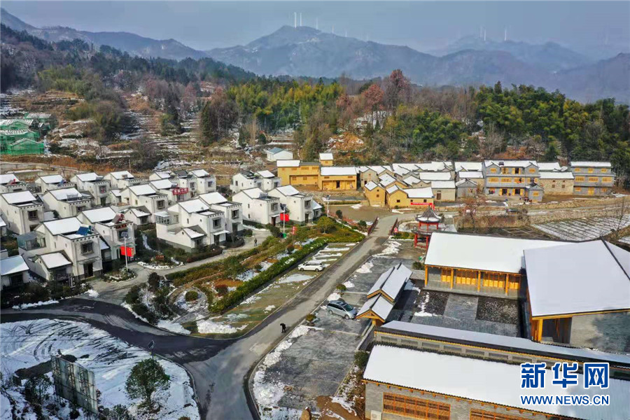 近年来,地处大别山腹地的安徽省金寨县花石乡大湾村用乡村旅游的金