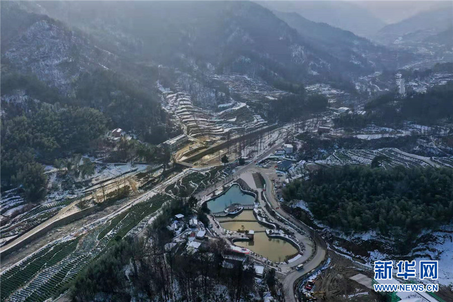 近年来,地处大别山腹地的安徽省金寨县花石乡大湾村用乡村旅游的金