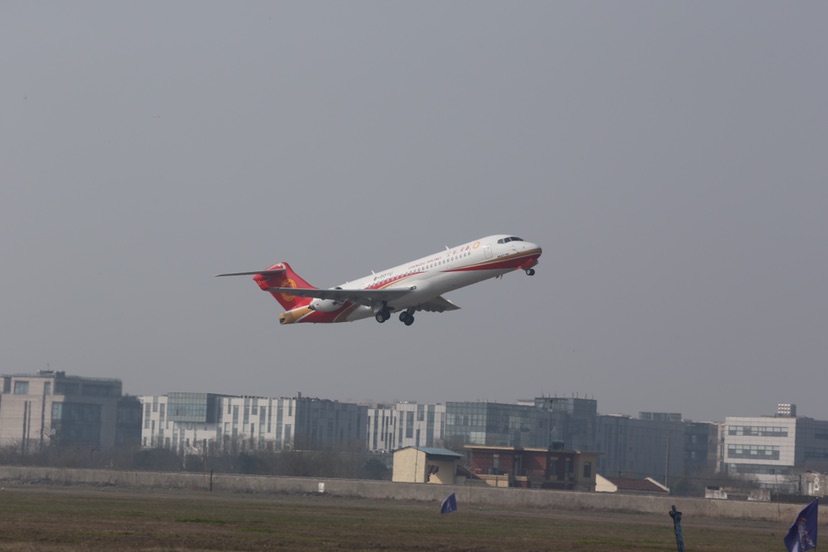 arj21飞机131架机在上海大场机场首飞