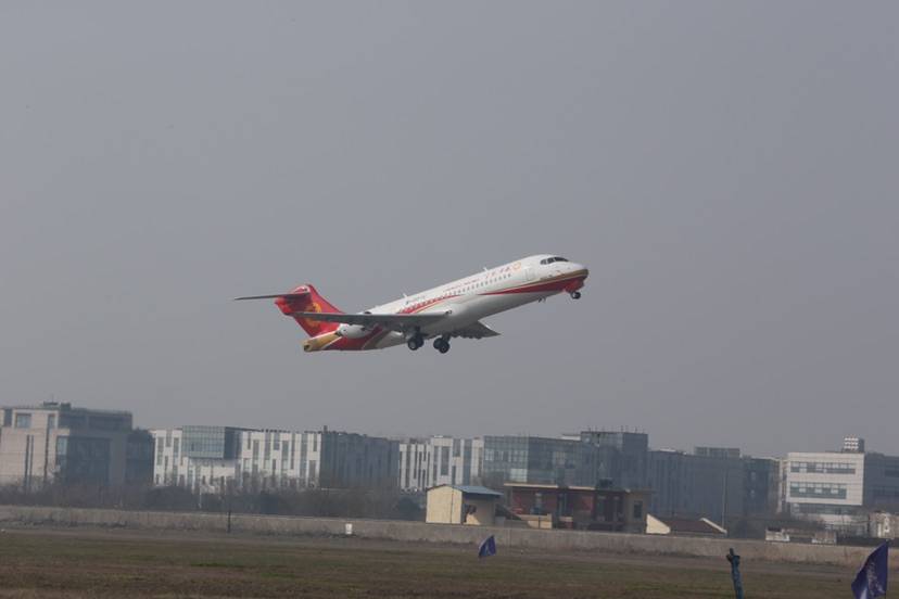 转场东营 arj21在上海两机齐飞  arj21飞机131架机在上海大场机场首飞
