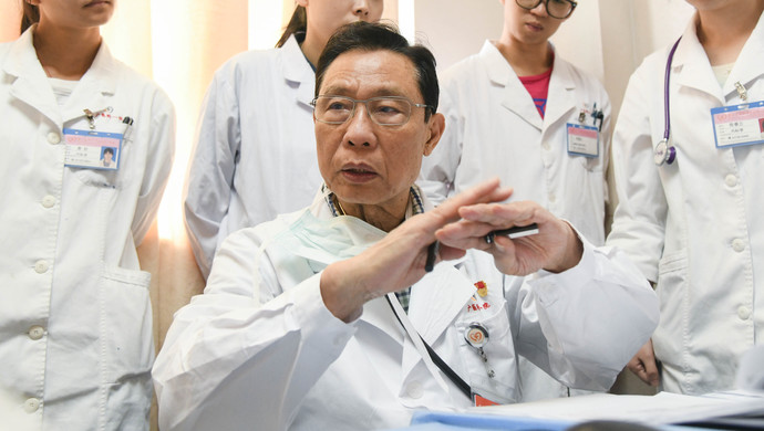 非典第一线,此前他又赶赴武汉,再战防疫最前线,已是耄耋之年的钟南山
