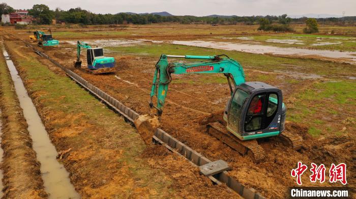 在江西省吉安市泰和县沿溪镇源塘村,机械正在高标准农田建设现场施工