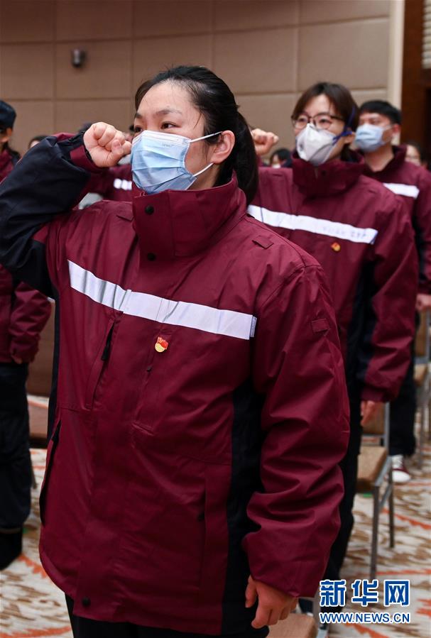 抗疫一线宣誓 重温入党誓词